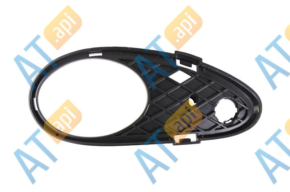 Рамка противотуманки (правая) для Mercedes C (W203)