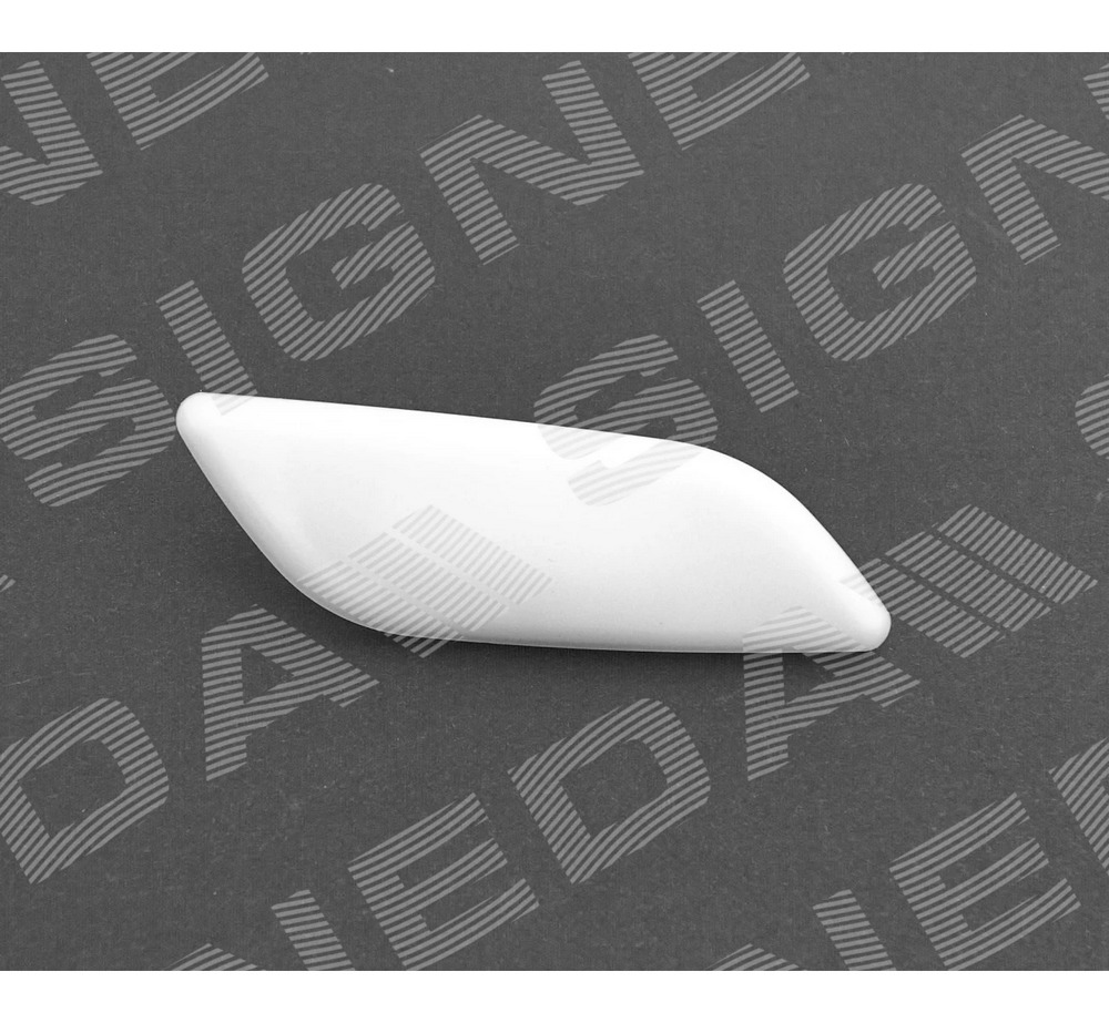 Крышка омывателя (правая) для Mazda 3 (BM) Крышка омывателя (правая) для Mazda 3 (BM)